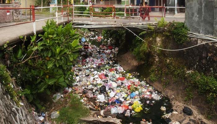 Tumpukan Sampah Sumbat Kali Suralaya Cilegon